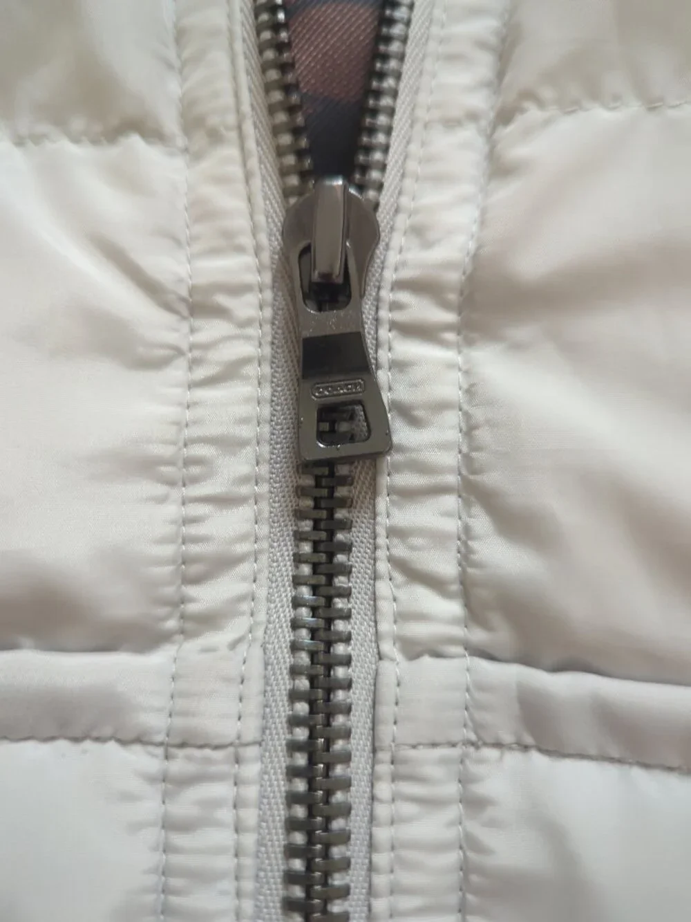 Coach Women's Large Hooded Duck Down Puffer Vest Eggshell Full Zip Logo Lined